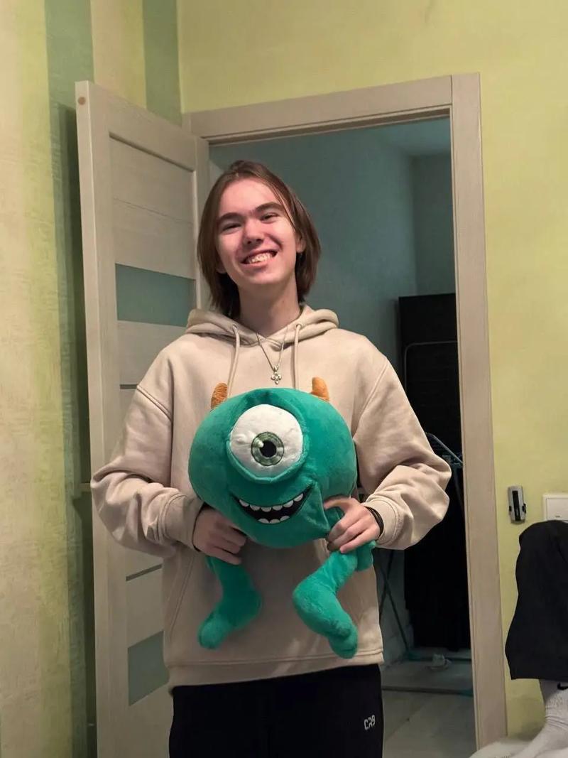 孤独的博弈：为什么高手往往喜欢独自坐在桌角？（独坐桌角的秘密：高手为何偏爱孤独较量？）